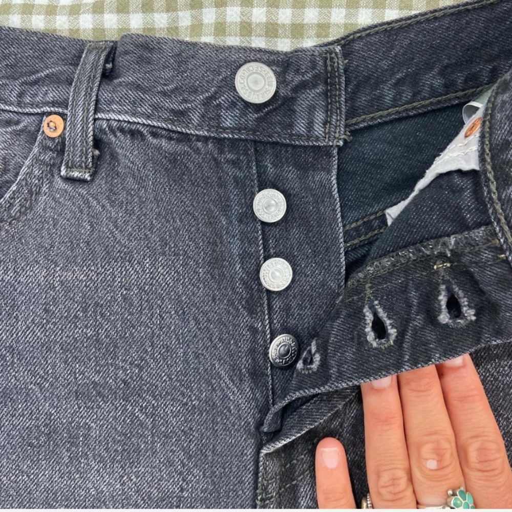 Levi's black denim “wedgie” cut-off shorts - Picture 4 of 5